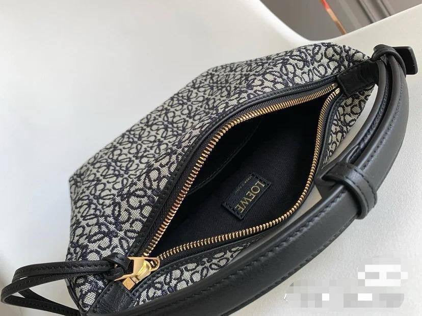 🎊 Offer 🎉  LOEWE
Size : 28 ~ 19 cm
75 dhs🇦🇪
with box 🎁
Zain115
♥️♥️♥️
