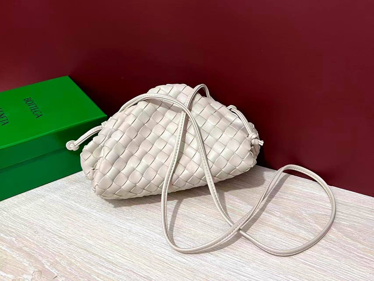 Bottega
105 dhs🇦🇪   
with box
🎁🎁🎁
Zain217
♥️♥️♥️