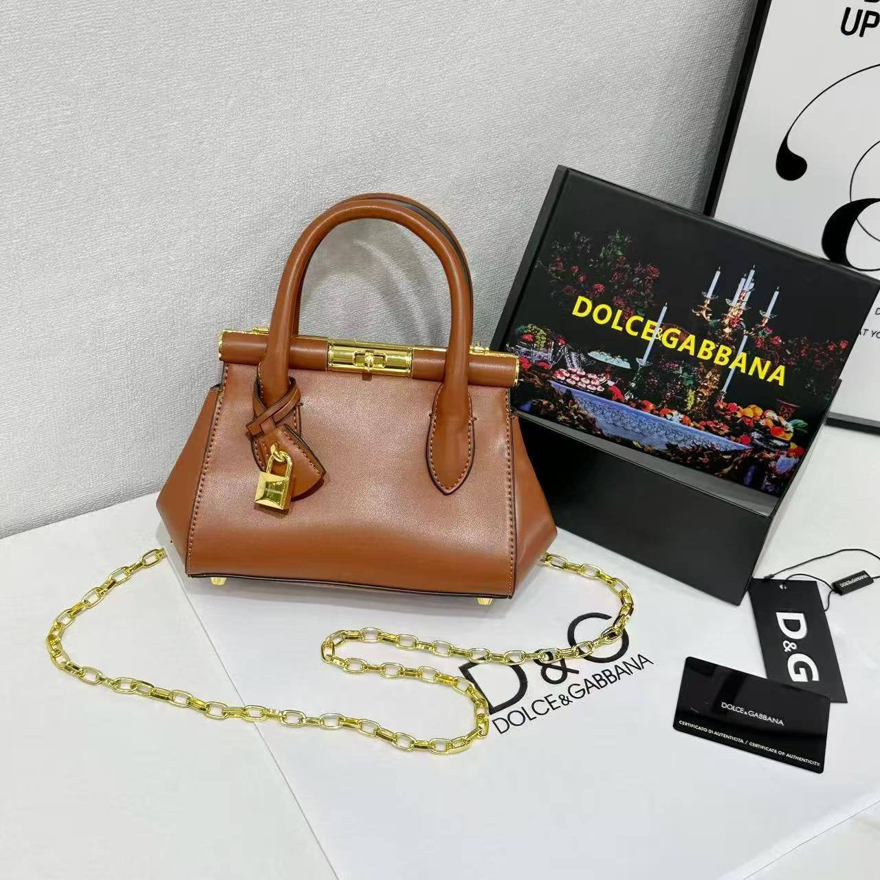 D&G
Good quality 
with box 
🎁🎁🎁
115 dhs🇦🇪
20 CM
Zain168
♥️♥️♥️