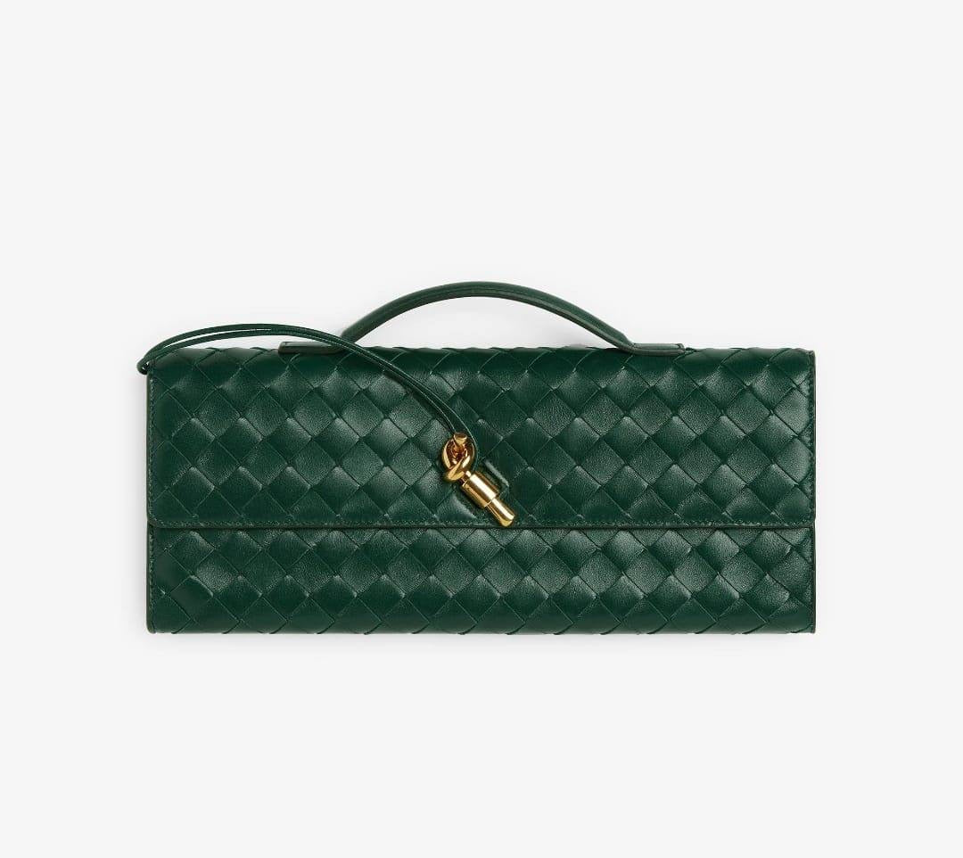 BOTTEGA
SIZE: 31*4*13cm
100 dhs🇦🇪
with box
🎁🎁🎁
Zain254
♥️♥️♥️