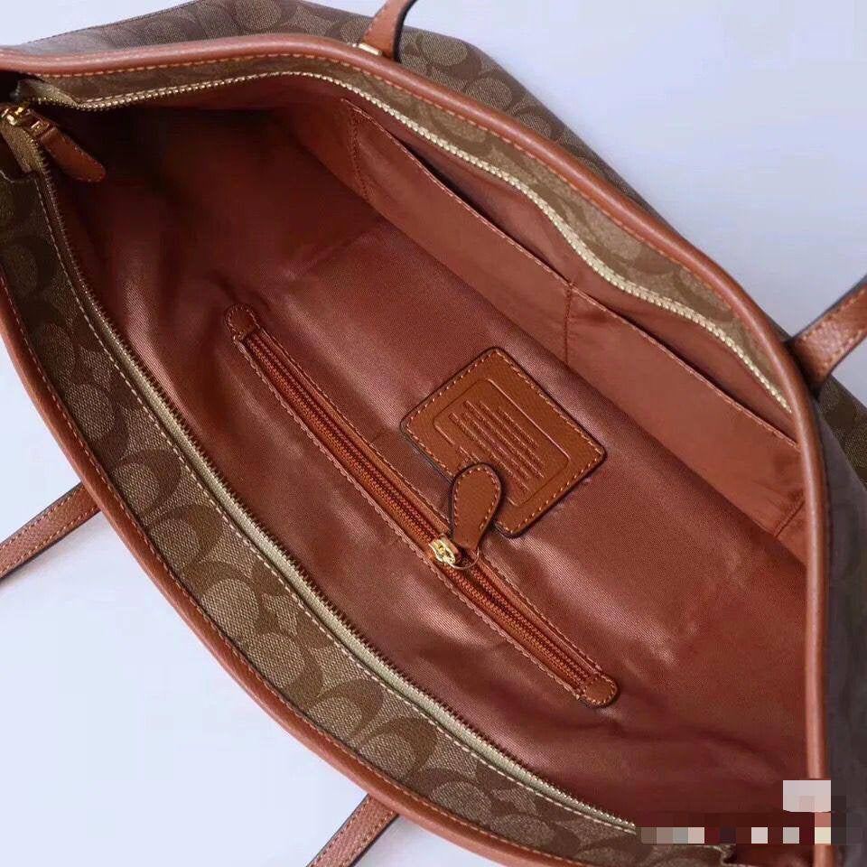 Coach Tote
Size : 33 * 27 cm
100 dhs🇦🇪
with box 
🎁🎁🎁
Zain115
♥️♥️♥️