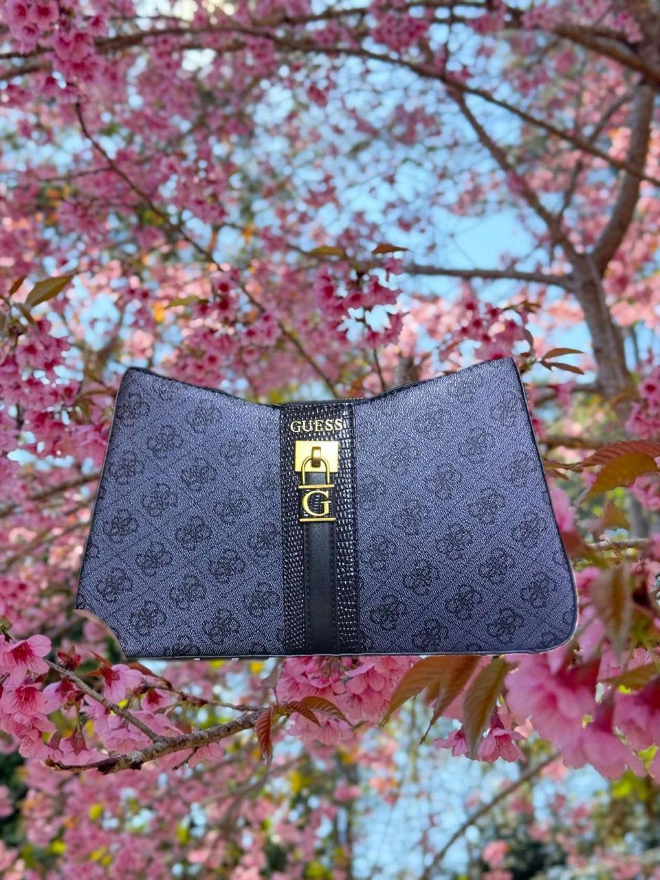 Guess 
Size: 27 ~ 22 cm
80 dhs🇦🇪
with box
🎁🎁🎁
Zain115
♥️♥️♥️