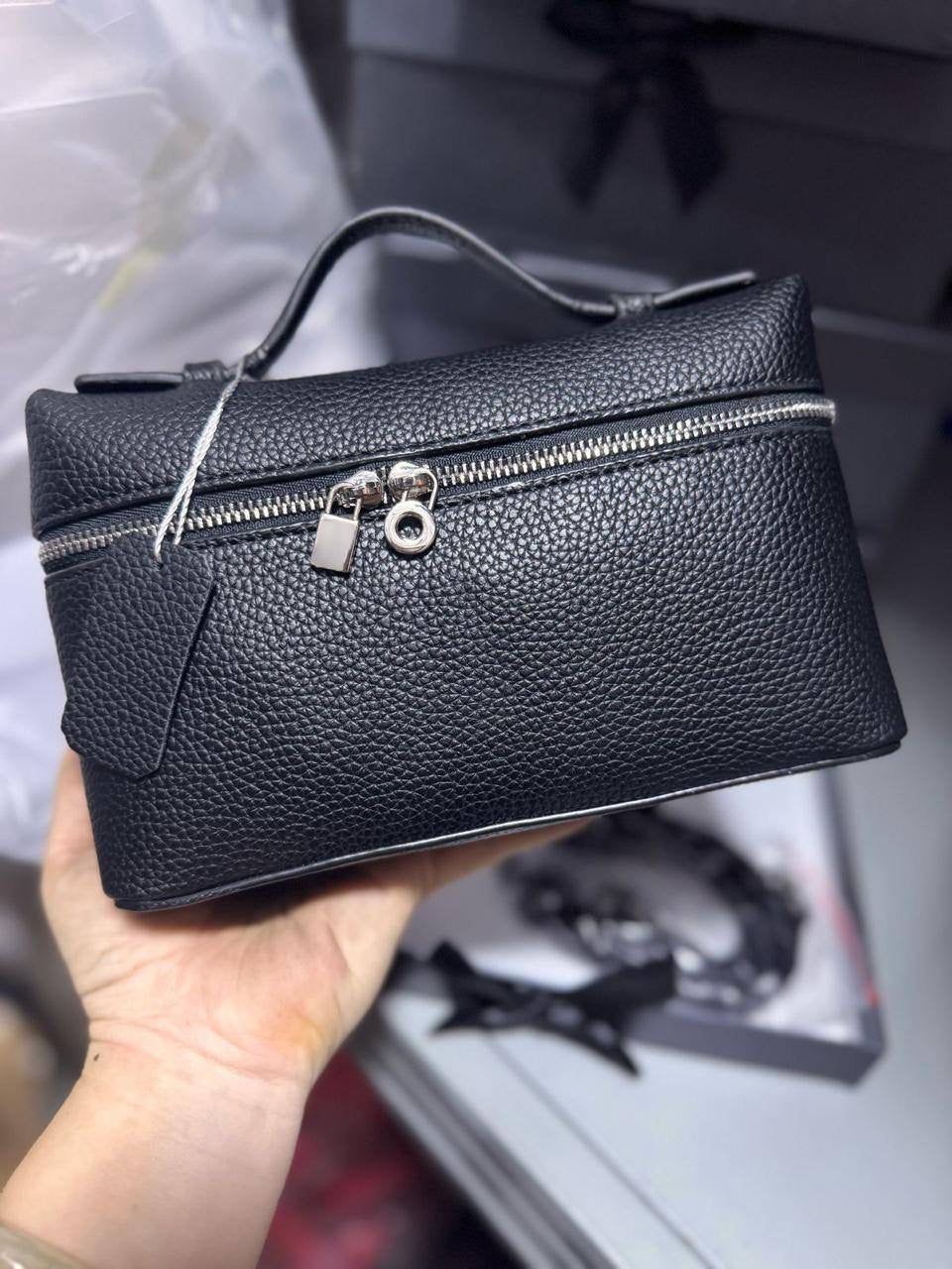 🎉 Offer 🎊  Loro Piana
High Quality 
Size : 19 *  12.5 * 7 cm
70 dhs🇦🇪
Zain115
♥️♥️♥️