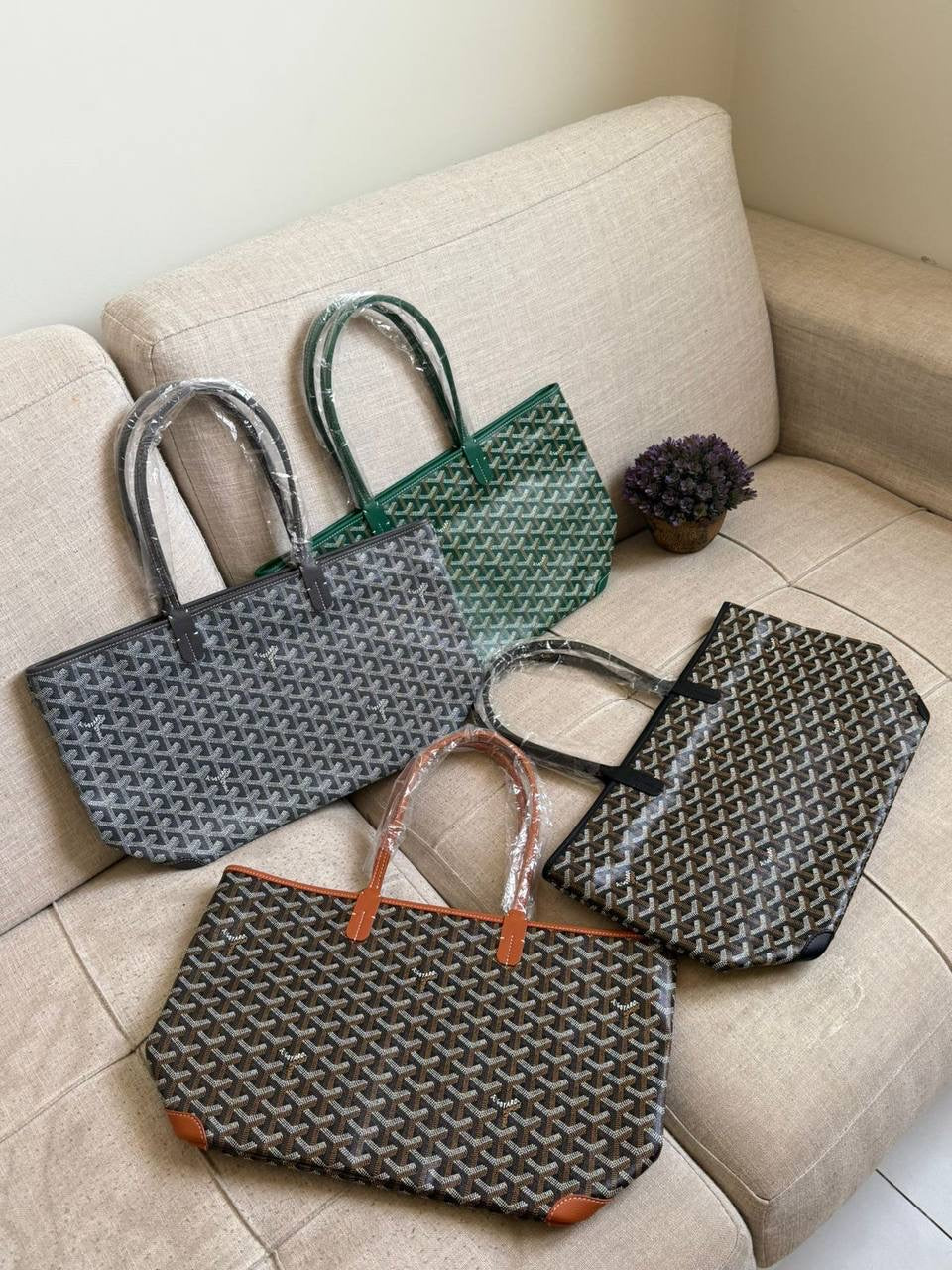 GOYARD
SUPER MASTER AAA✅
(With zipper)🫰🏻
Same Orginal 👌
For Price 👇 WTSP Text Zain 0568585901
ZainShop
♥️♥️♥️