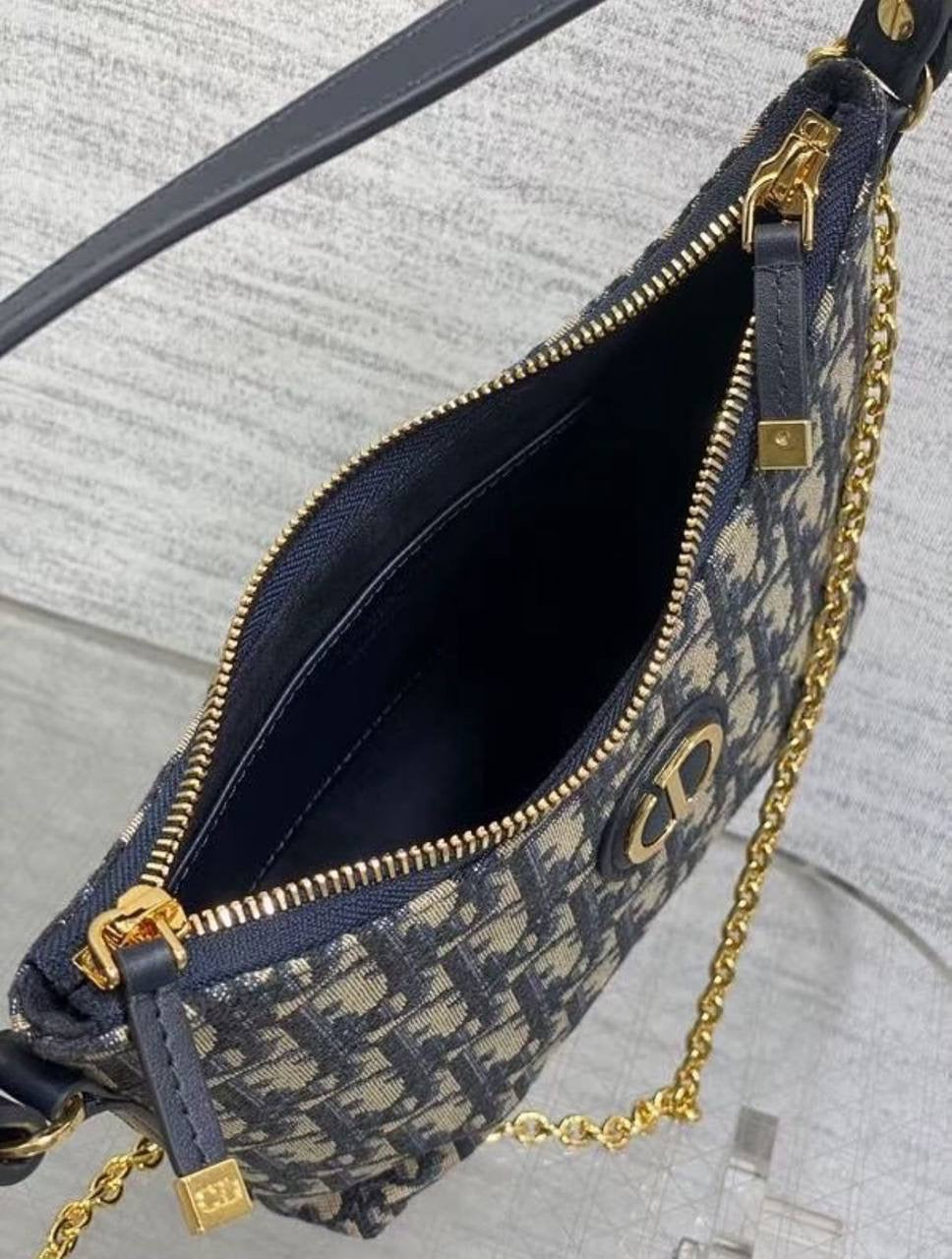 DIOR 
Master
19CM 
270 dhs🇦🇪
Zain131
♥️♥️♥️