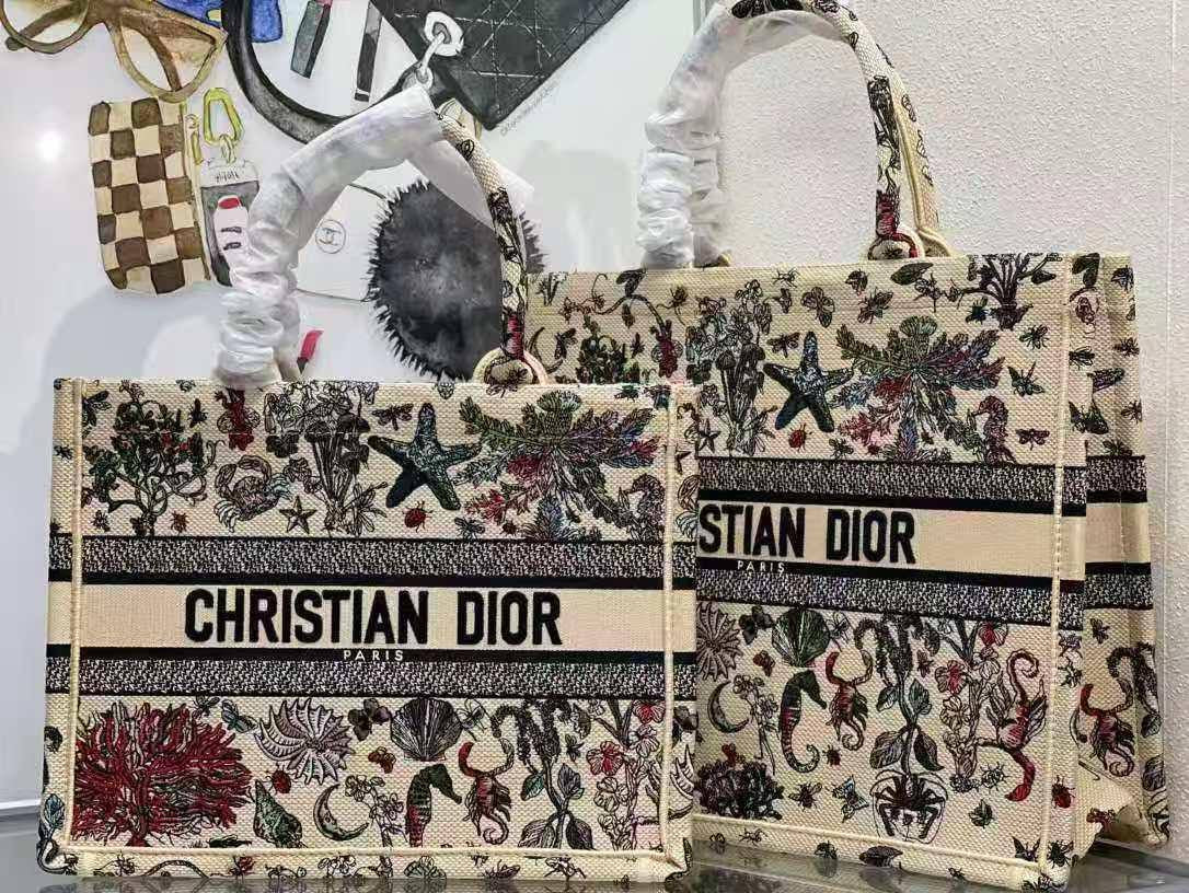 DIOR TOTE BAG 
Master 
#36cm
320 dhs🇦🇪
#42cm 
340 dhs🇦🇪
Zain228
♥️♥️♥️