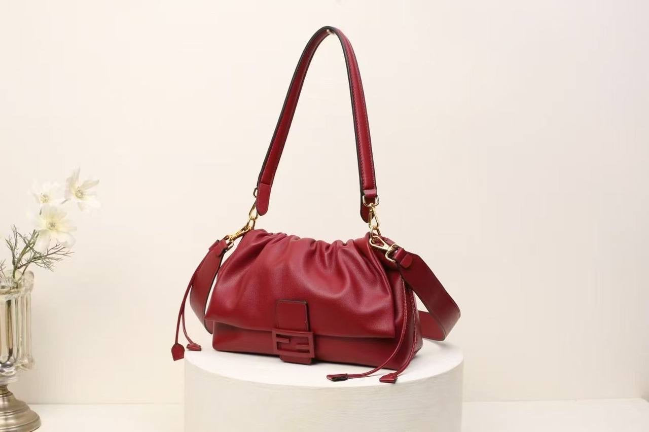 FENDI
28*11*18cm 
with box
🎁🎁🎁
105 dhs🇦🇪
Zain44
♥️♥️♥️