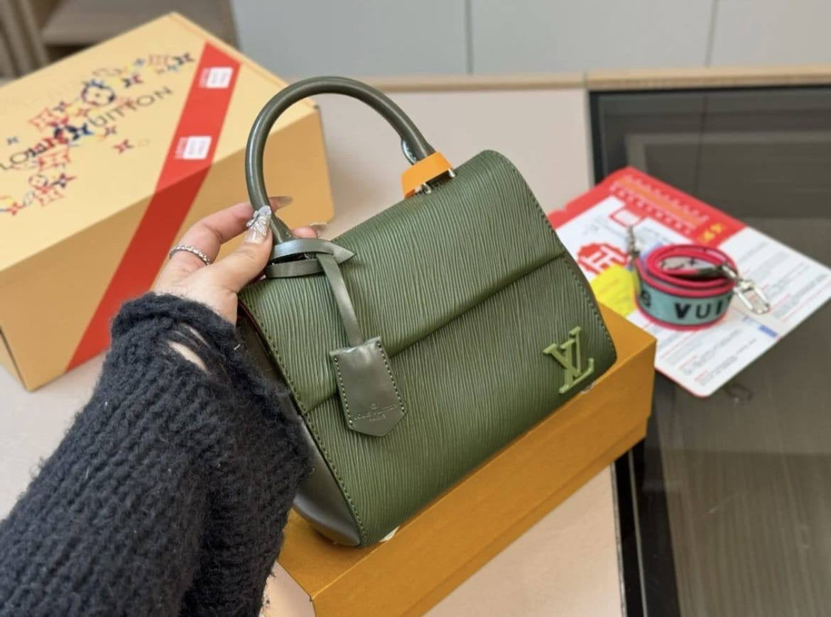 LV 
90 dhs🇦🇪
with box
🎁🎁🎁
size 20×9×15cm
Zain42
♥️♥️♥️