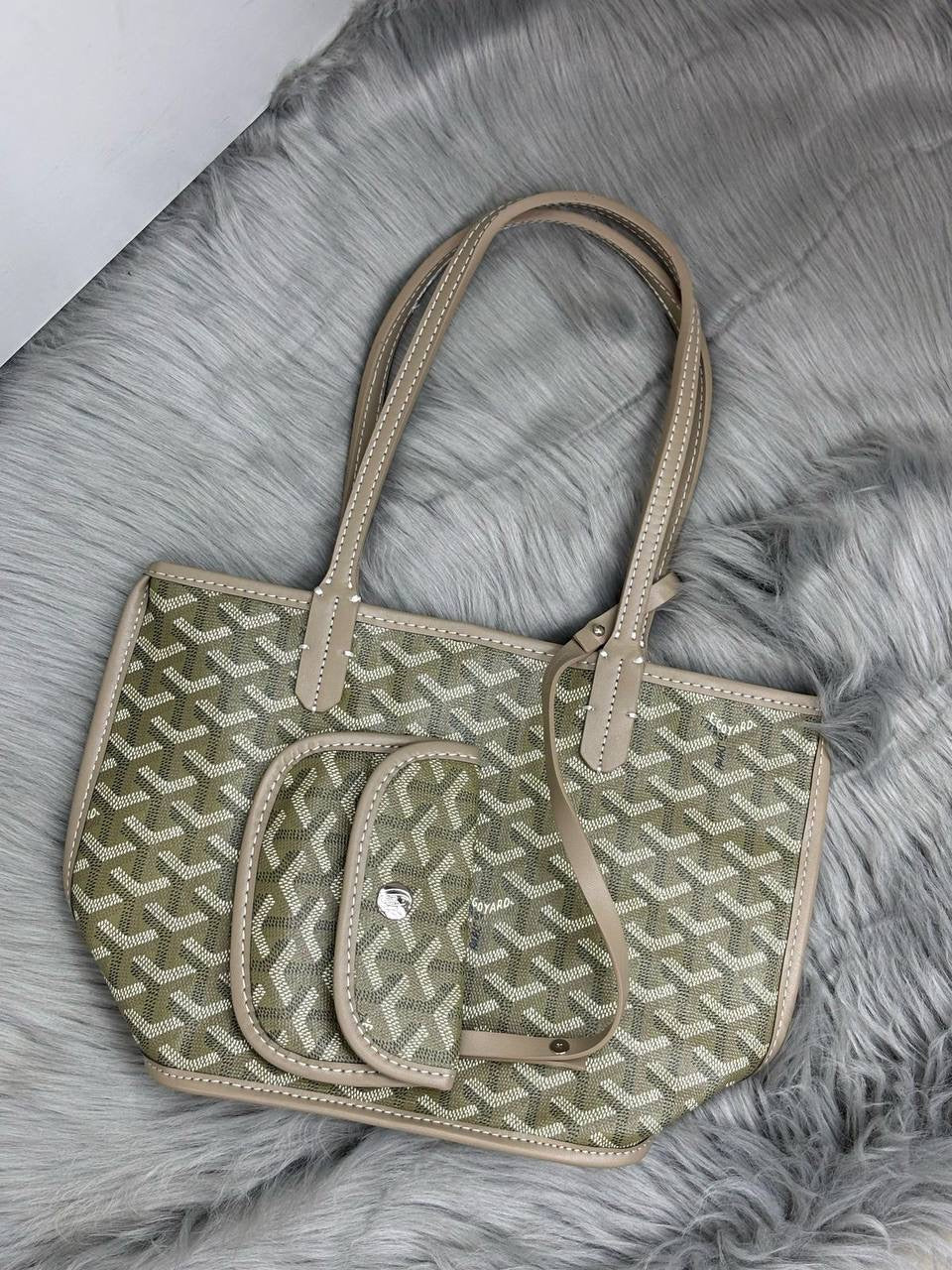 Goyard
SIZE  ……… 25cm 🌷🌷🌷
75 dhs🇦🇪
Zain51
♥️♥️♥️