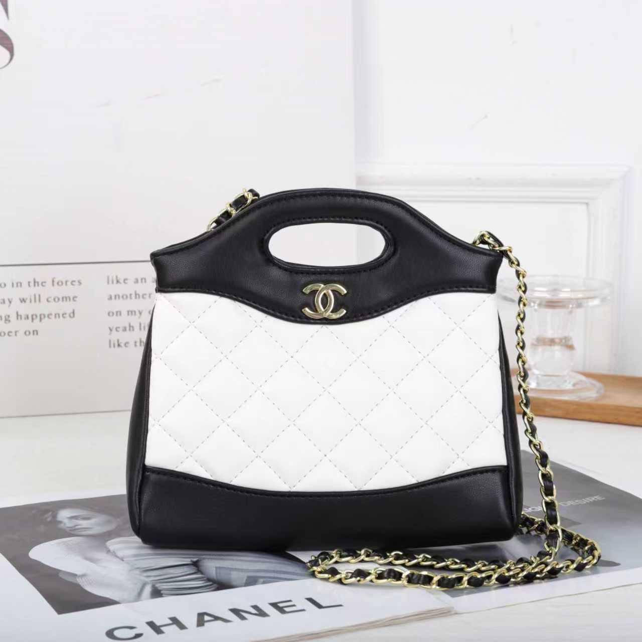 CHANEL 
NEW CAME GOOD QUALITY 
WITH BOX 
🎁🎁🎁
90 dhs🇦🇪
Zain39
♥️♥️♥️