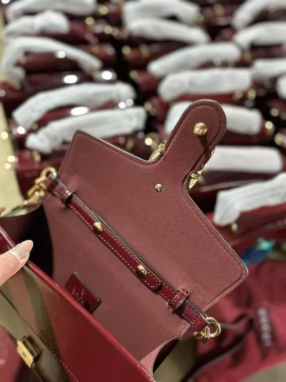 Gucci Mini
Size: 18 * 12 cm
95 dhs🇦🇪
with box
🎁🎁🎁
Zain115
♥️♥️♥️