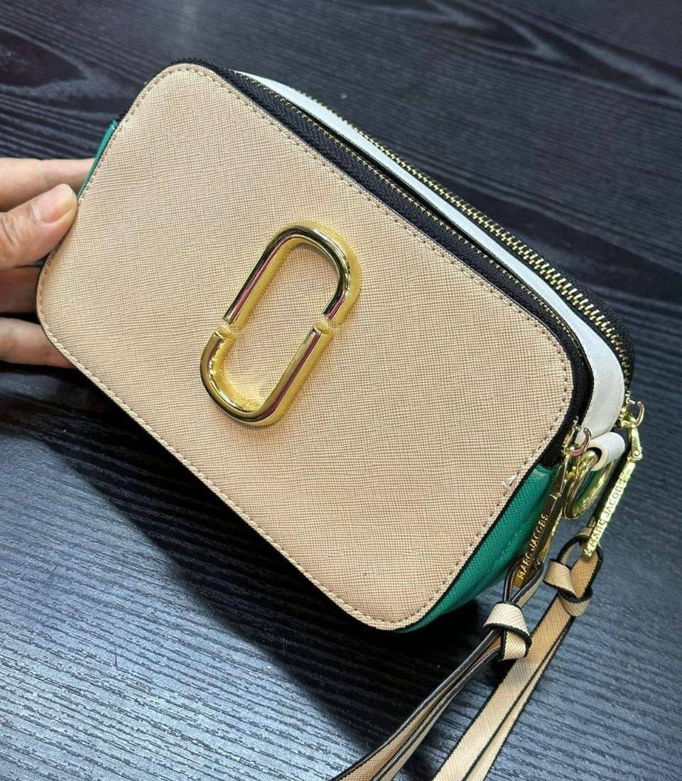 MARC JACOBS 
NEW CAME GOOD QUALITY 
WITH BOX 
🎁🎁🎁
80 dhs🇦🇪
Zain39
♥️♥️♥️