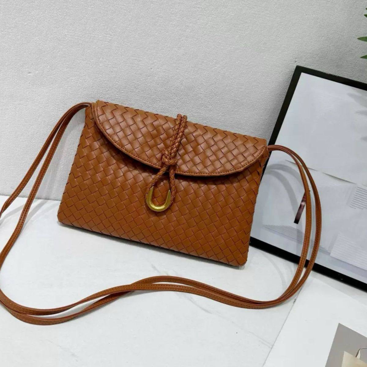 BOTTEGA 
NEW CAME GOOD QUALITY 
WITH BOX 
🎁🎁🎁
100 dhs🇦🇪
SIZE: 30cm
Zain39
♥️♥️♥️