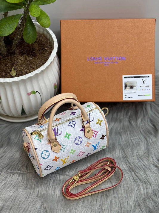 LV
SIZE  ……… 17cm 
80 dhs🇦🇪
with box
🎁🎁🎁
Zain244
♥️♥️♥️