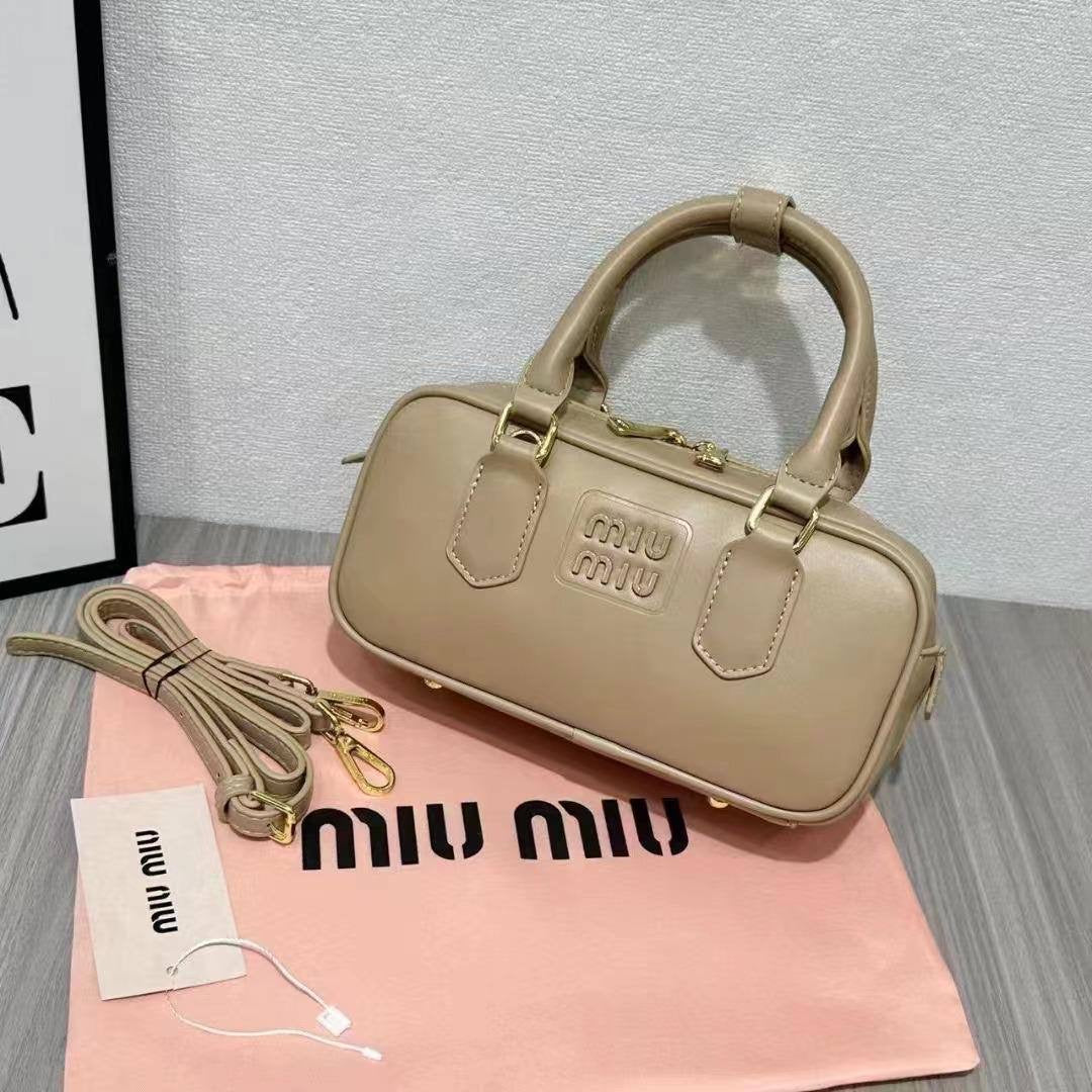 Miu Miu
Best quality 
with box’s 
🎁🎁🎁
95 dhs🇦🇪
size 22 cm
Zain158
♥️♥️♥️