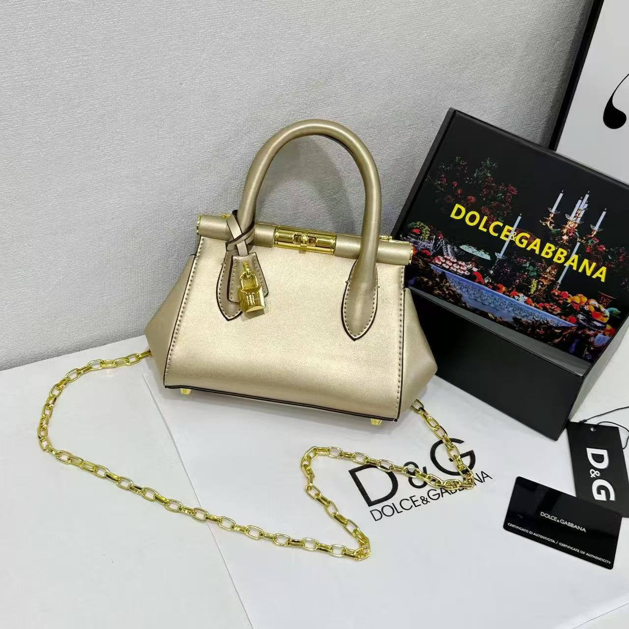 D&G
Good quality 
with box 
🎁🎁🎁
115 dhs🇦🇪
20 CM
Zain168
♥️♥️♥️