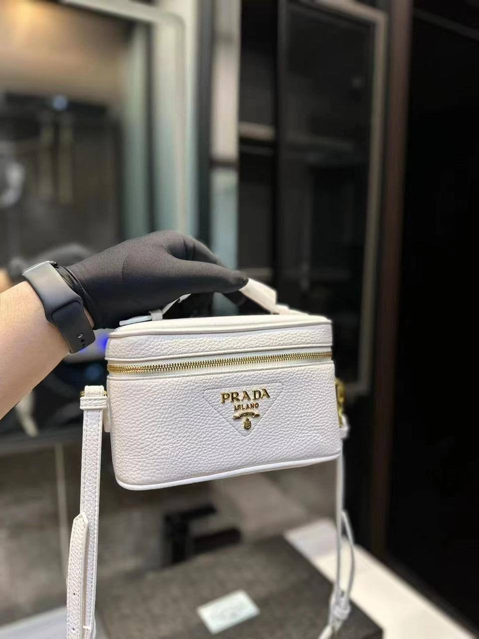 🎊 Offer 🎉 Prada 
 Good quality +🎁
Size: 25 * 15 cm
60 dhs🇦🇪
with box 🎁
Zain115
♥️♥️♥️