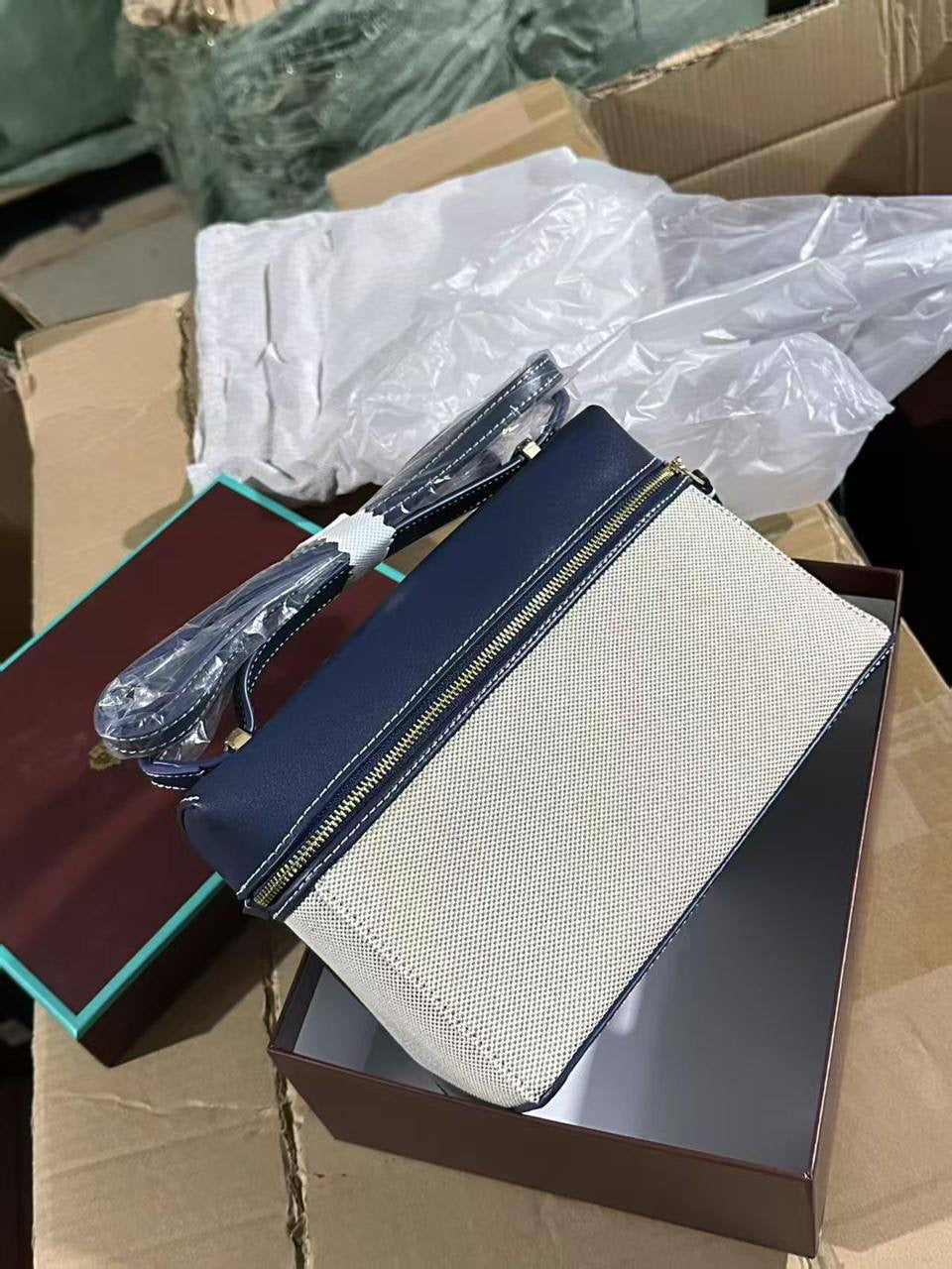 Loro Piana
95 dhs🇦🇪
with box
🎁🎁🎁
Zain143
♥️♥️♥️