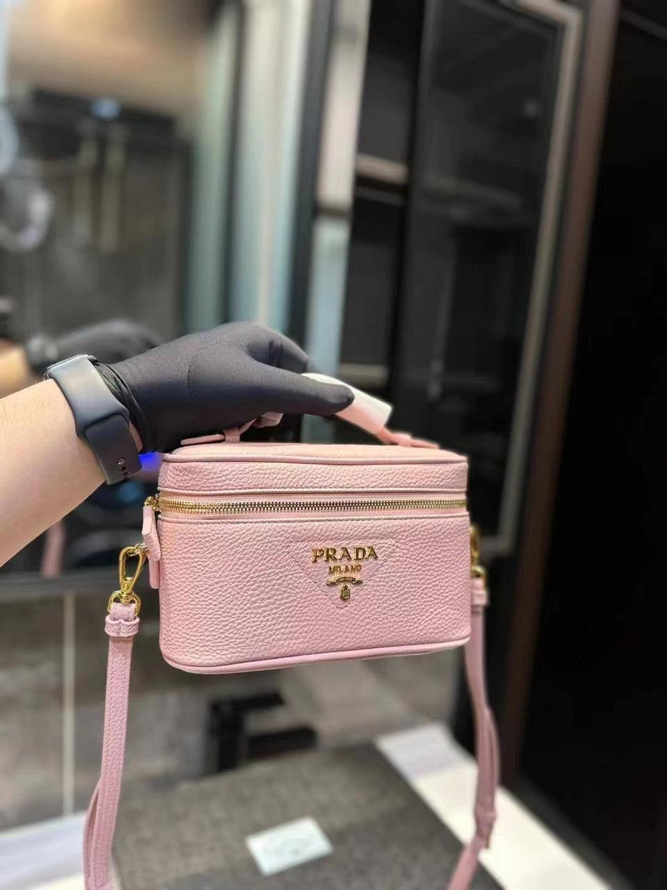 🎊 Offer 🎉 Prada 
 Good quality +🎁
Size: 25 * 15 cm
60 dhs🇦🇪
with box 🎁
Zain115
♥️♥️♥️