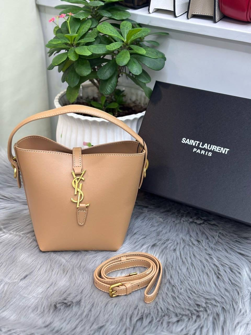 YSL  
SIZE……….19 high 16 width
95 dhs🇦🇪
With BOX
🎁🎁🎁
Zain244
♥️♥️♥️