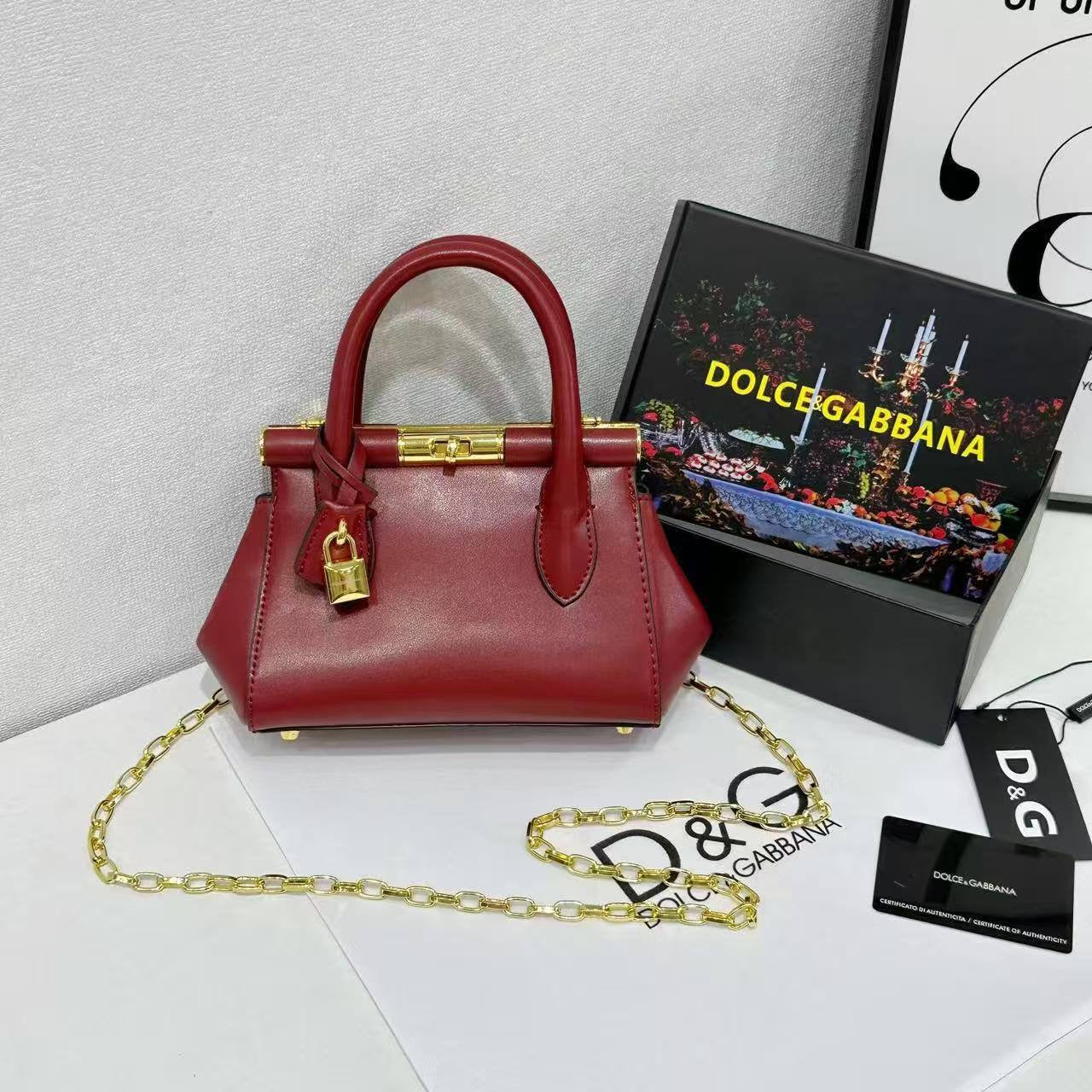 D&G
Good quality 
with box 
🎁🎁🎁
115 dhs🇦🇪
20 CM
Zain168
♥️♥️♥️