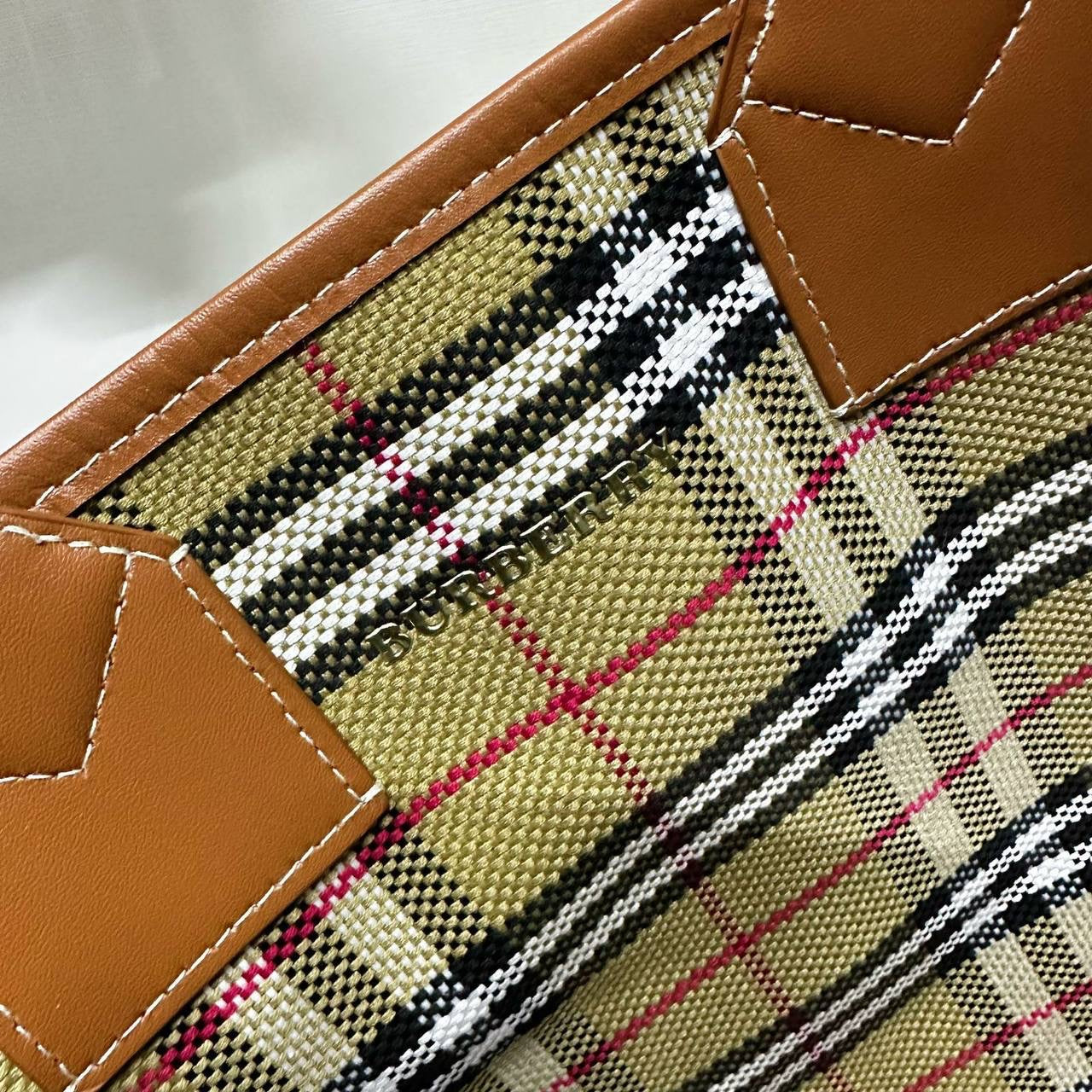 BURBERRY
GOOD QUALITY 
85 dhs🇦🇪
Zain39
♥️♥️♥️