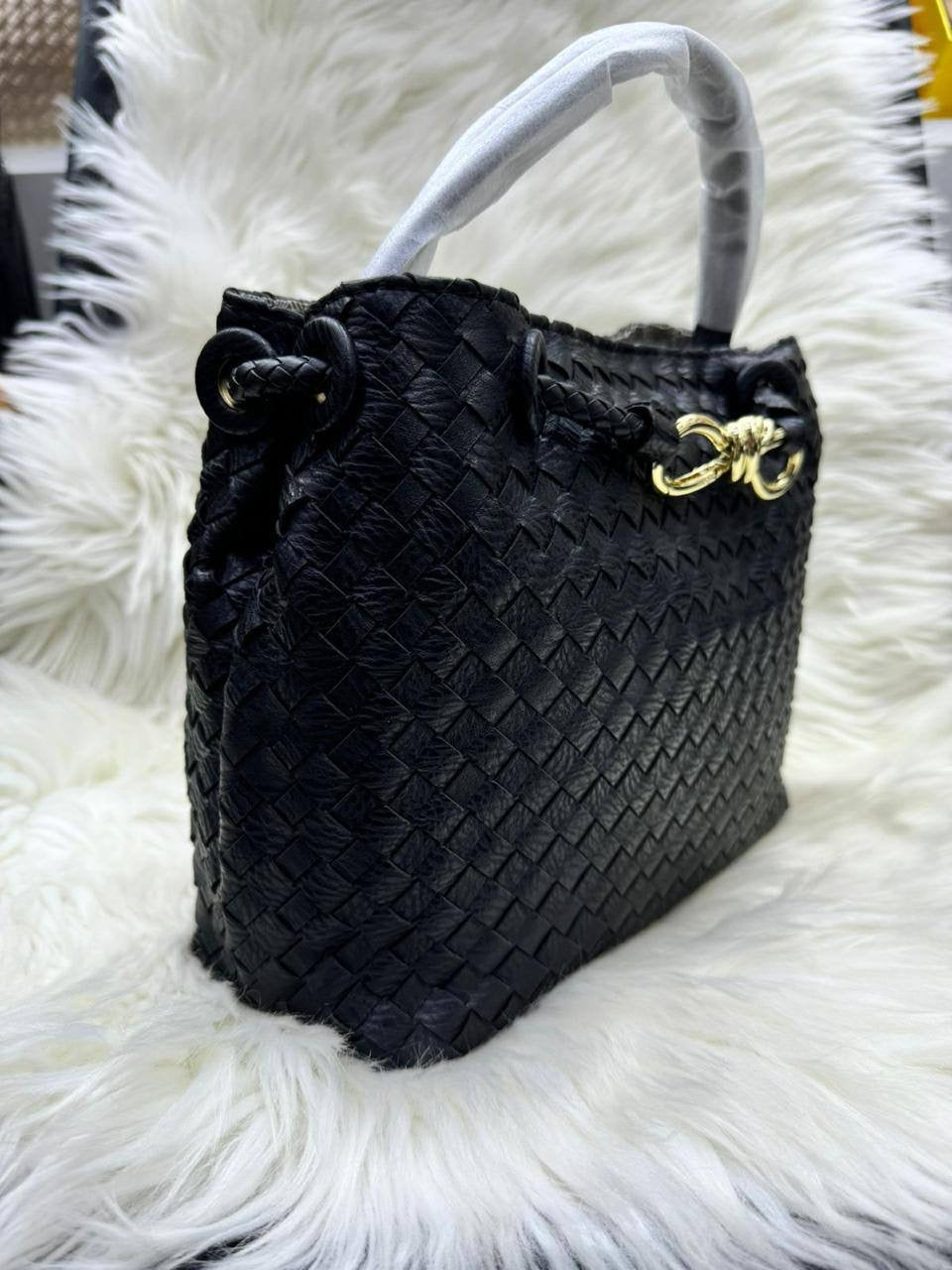 Offer YSL / MK / Hermes
Bottega
Size : 36 ~ 23  cm
70 dhs🇦🇪
with box🎁
Zain115
♥️♥️♥️♥️