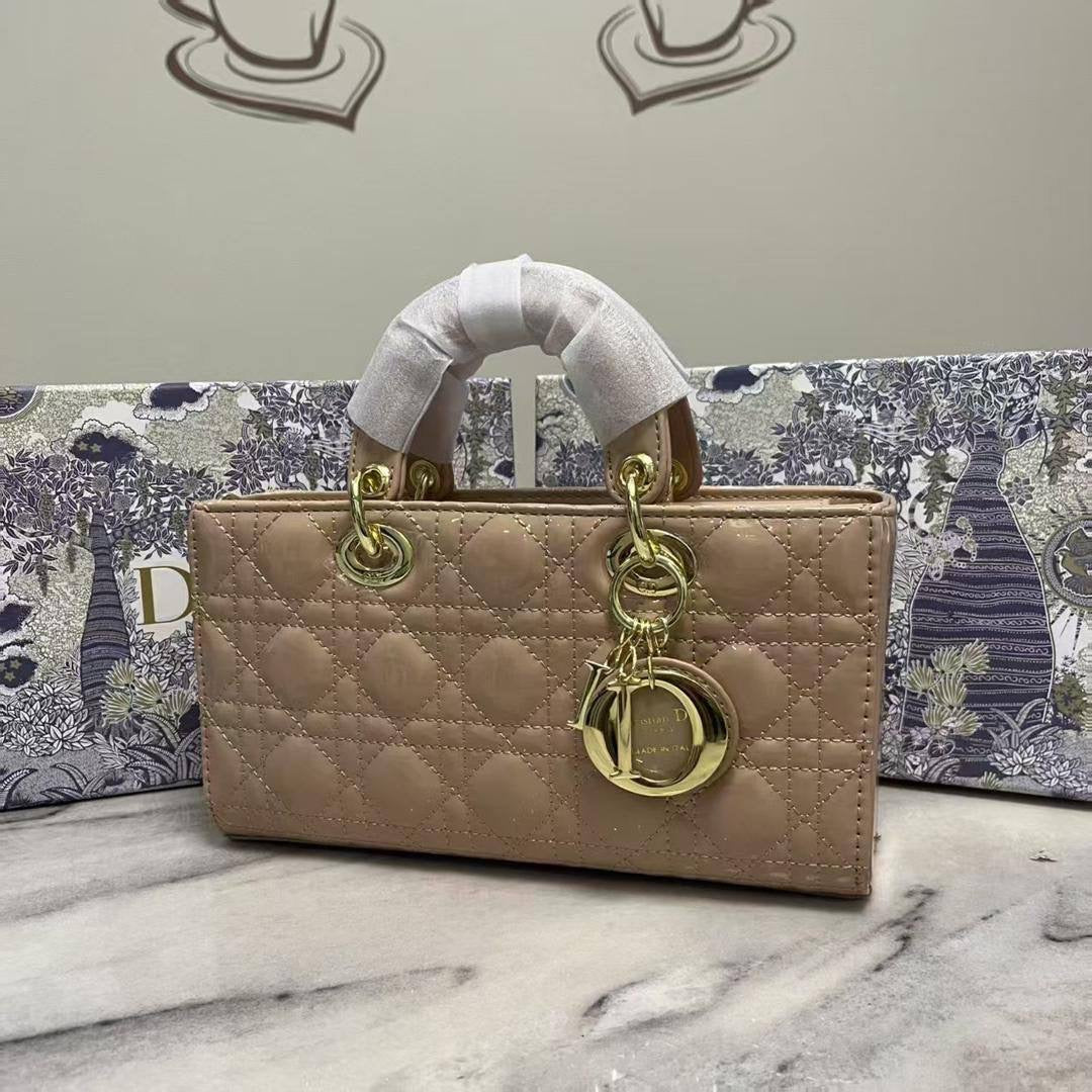 Dior
105 dhs🇦🇪
Good quality 
with box
🎁🎁🎁
Zain35
♥️♥️♥️