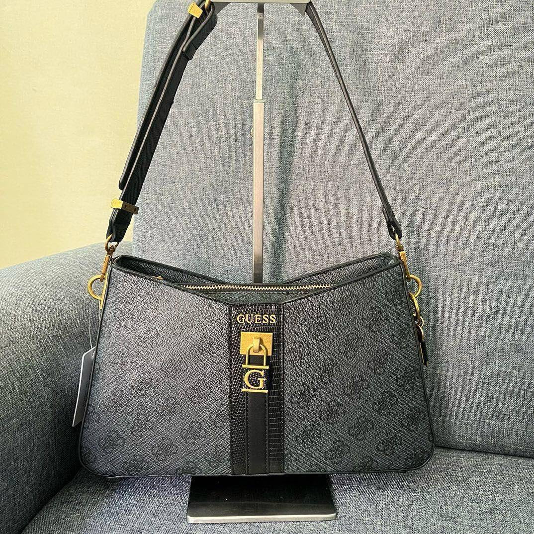 Guess 
Size: 27 ~ 22 cm
80 dhs🇦🇪
with box
🎁🎁🎁
Zain115
♥️♥️♥️