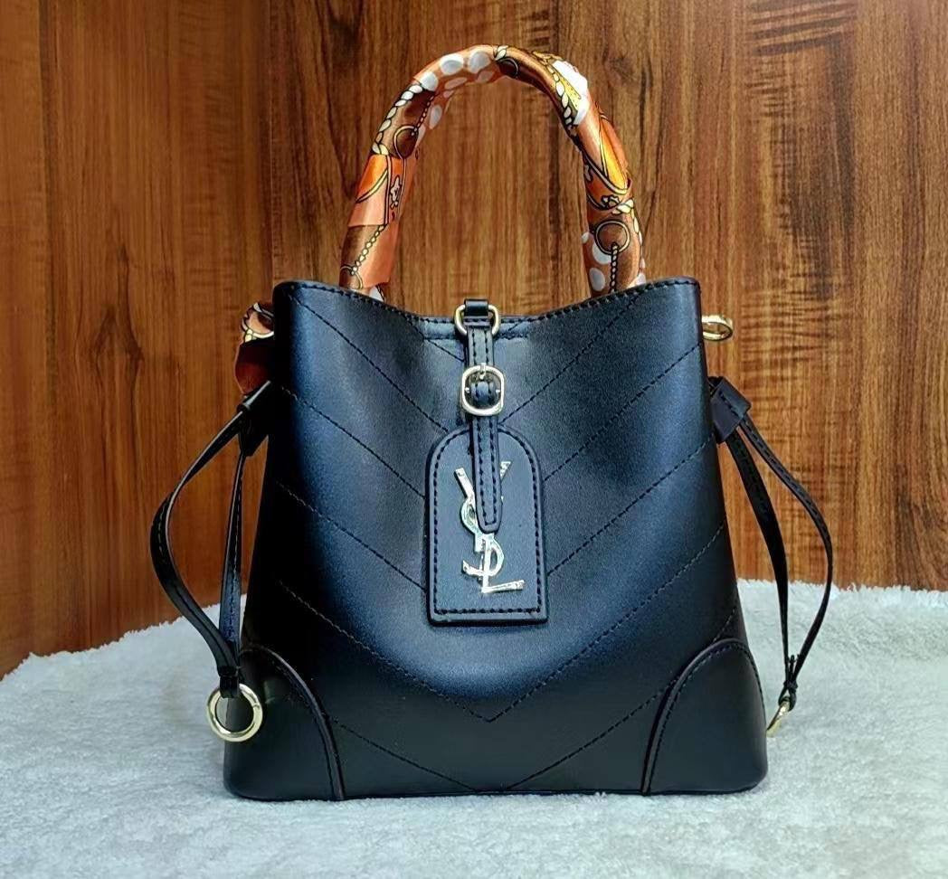 offer Coach Mollie / YSL
Size: 21.5 * 20.5  cm
80 dhs🇦🇪
with box🎁
Zain115
♥️♥️♥️