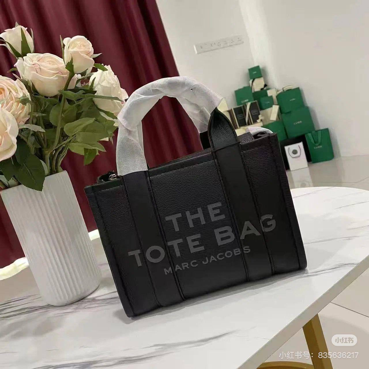 🎉 Offer 🎊 Tory buch / Dior / Coach
Size : 25 ~ 19 cm
75 dhs🇦🇪
with box 🎁
Zain115
♥️♥️♥️