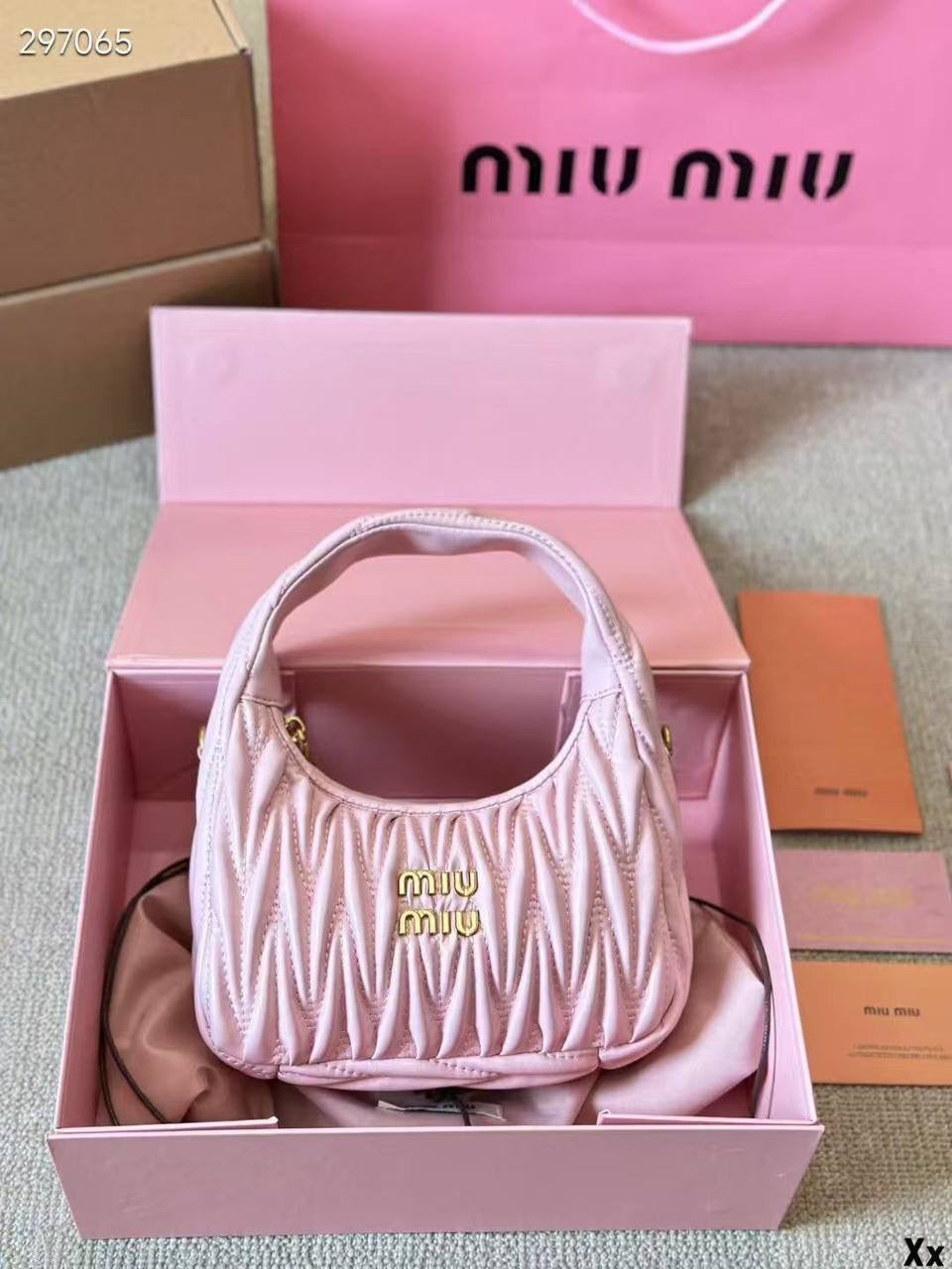 Miu Miu 
Master 
250 dhs🇦🇪
Zain141
♥️♥️♥️