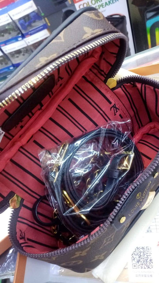 LV
Good quality 
with box 
🎁🎁🎁
95 dhs🇦🇪
Zain259
♥️♥️♥️