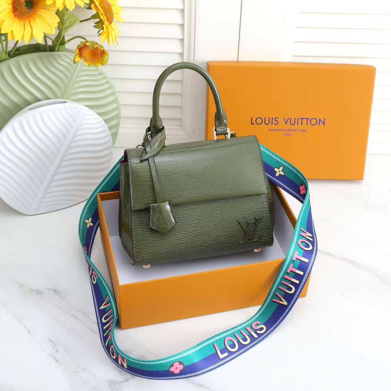 LV
NEW CAME GOOD QUALITY 
105 dhs🇦🇪
SIZE: 20cm
Zain39
♥️♥️♥️