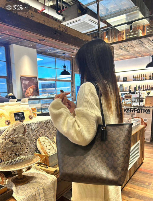 Coach 
95 dhs🇦🇪
with box
🎁🎁🎁
size 42×14×30cm
Zain42
♥️♥️♥️