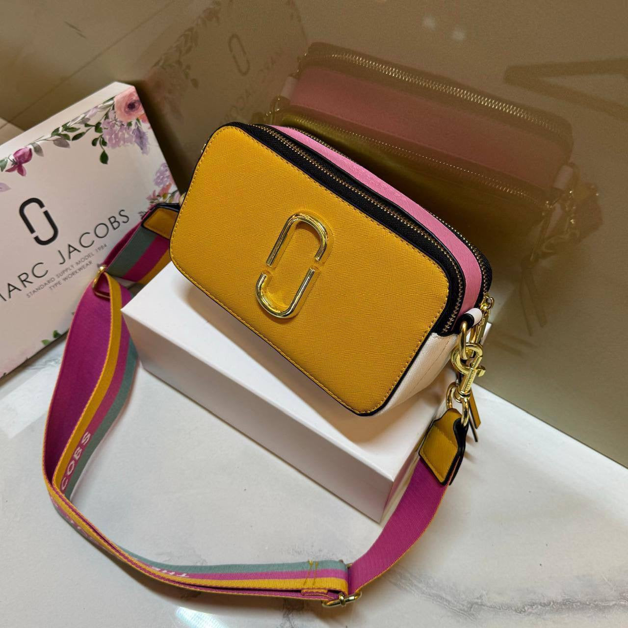 MARC JACOBS 
NEW CAME GOOD QUALITY 
WITH BOX 
🎁🎁🎁
90 dhs🇦🇪
Zain39
♥️♥️♥️