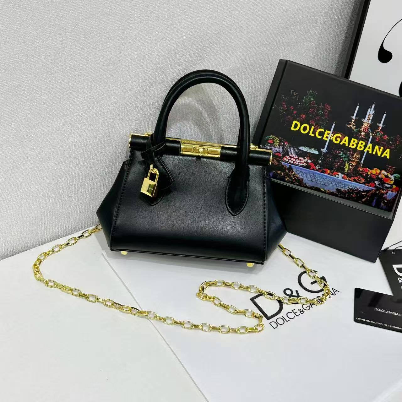 D&G
Good quality 
with box 
🎁🎁🎁
115 dhs🇦🇪
20 CM
Zain168
♥️♥️♥️