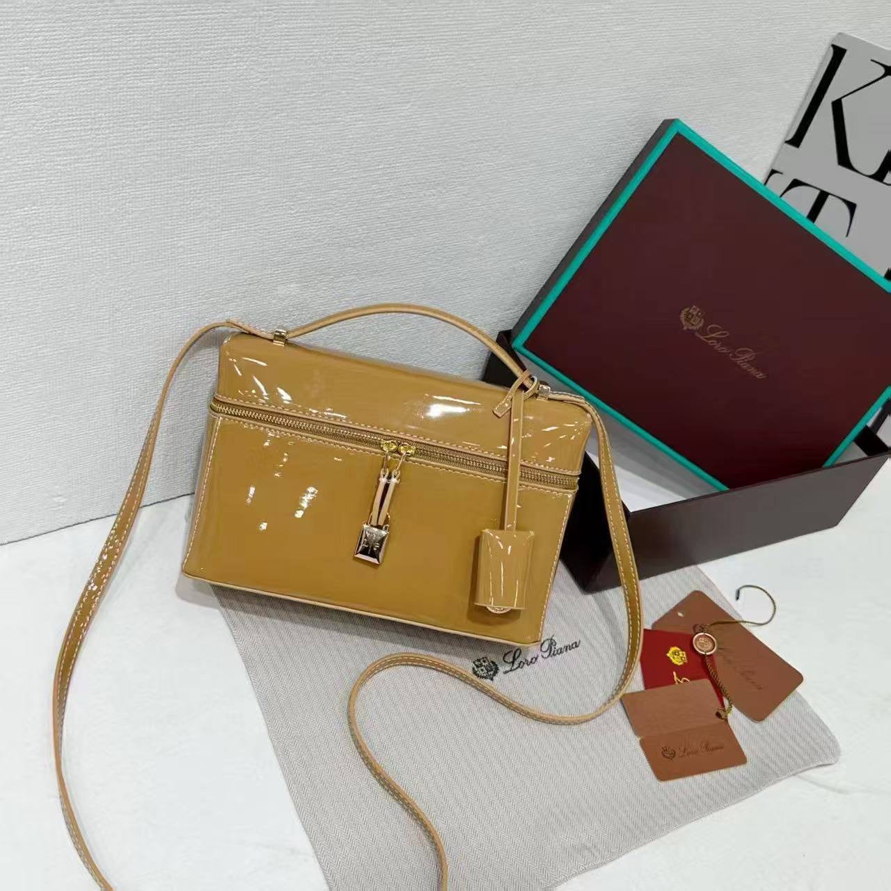 LORO PIANA GLOSSY 
GOOD QUALITY 
95 dhs🇦🇪
WITH BOX 
🎁🎁🎁
Zain28
♥️♥️♥️