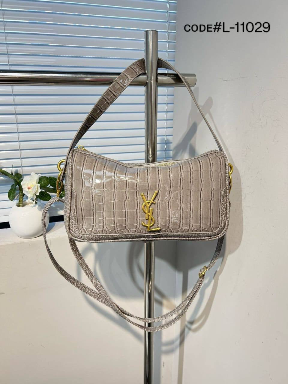 YSL - ʏᴠᴇs sᴀɪɴᴛ ʟᴀᴜʀᴀɴᴛ
ᴄʀᴏᴄᴏᴅɪʟᴇ ʟᴇᴀᴛʜᴇʀ ᴍᴀᴛᴇʀɪᴀʟ
ɪᴛ ʜᴀs ʟᴏɴɢ ʙᴇʟᴛ sᴛʀᴀᴘ
sɪᴢᴇ : 28 cm
70 dhs🇦🇪
Zain31
♥️♥️♥️