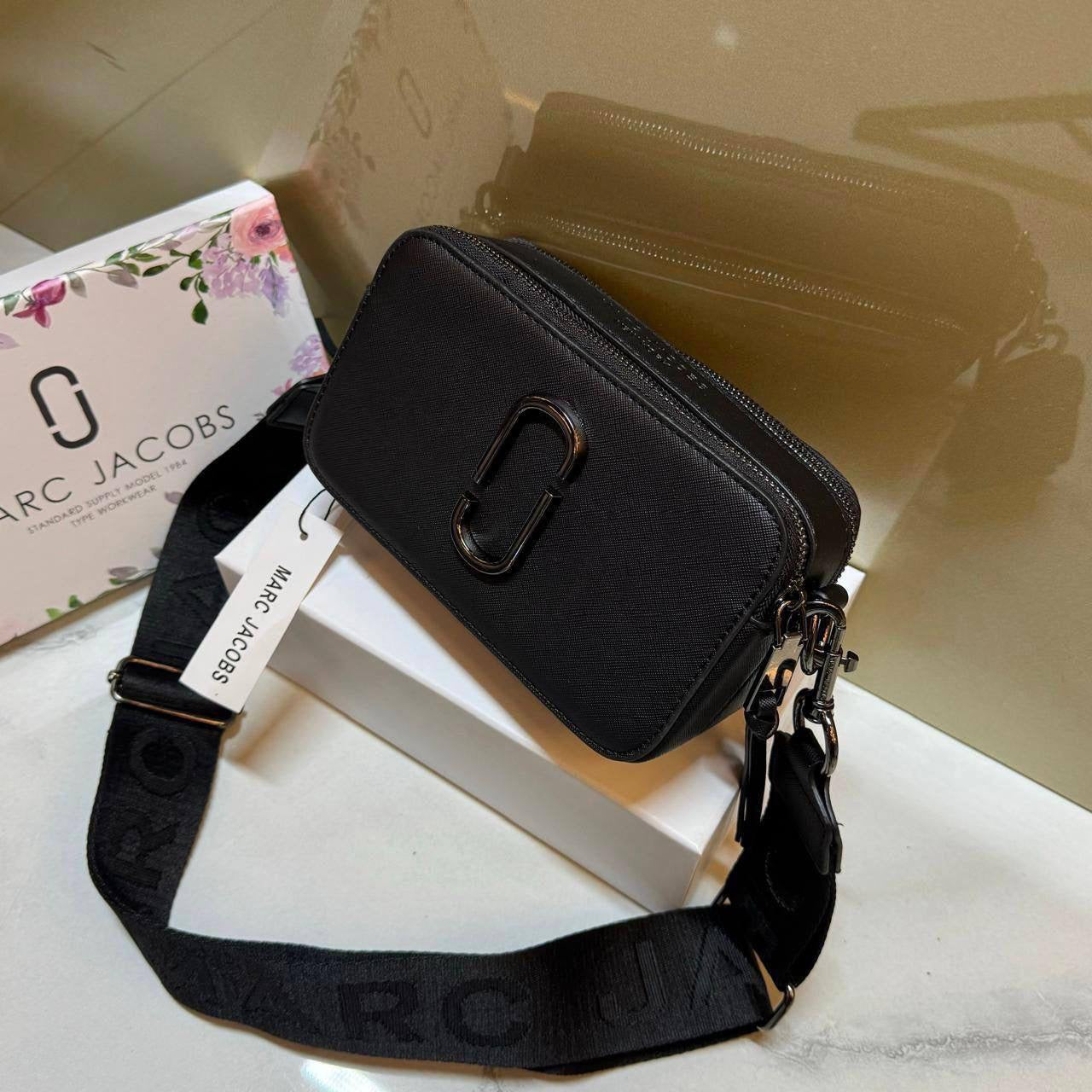 MARC JACOBS 
NEW CAME GOOD QUALITY 
WITH BOX 
🎁🎁🎁
90 dhs🇦🇪
Zain39
♥️♥️♥️