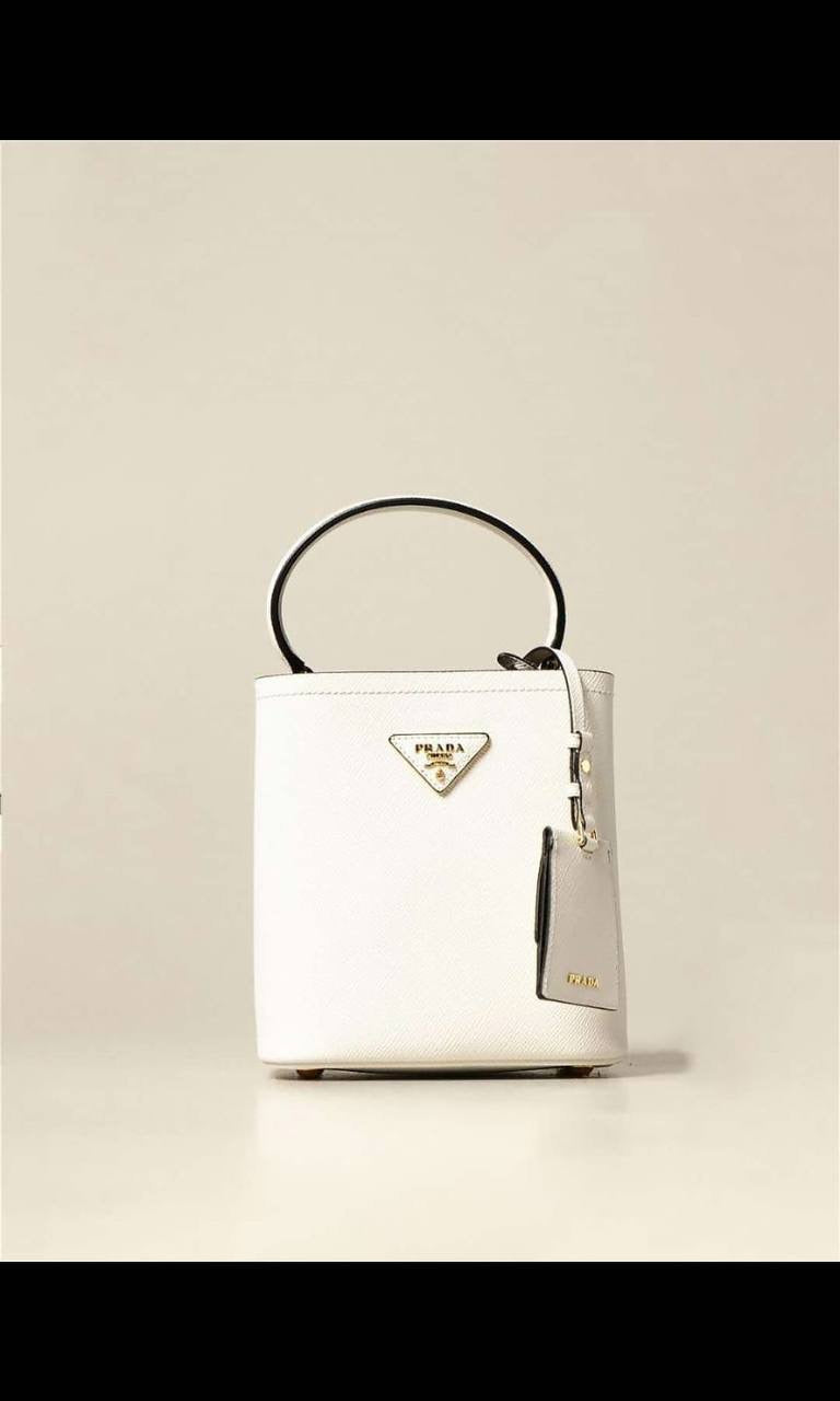 Prada 
Good Quality 
With Box 
🎁🎁🎁
105 dhs🇦🇪
Zain250
♥️♥️♥️