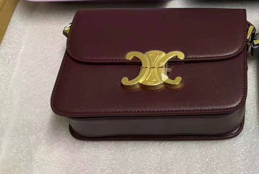 Celine 
good quality
comes with box, 🎁
size 19* 13 cm 
120 dhs🇦🇪
Zain12
♥️♥️♥️