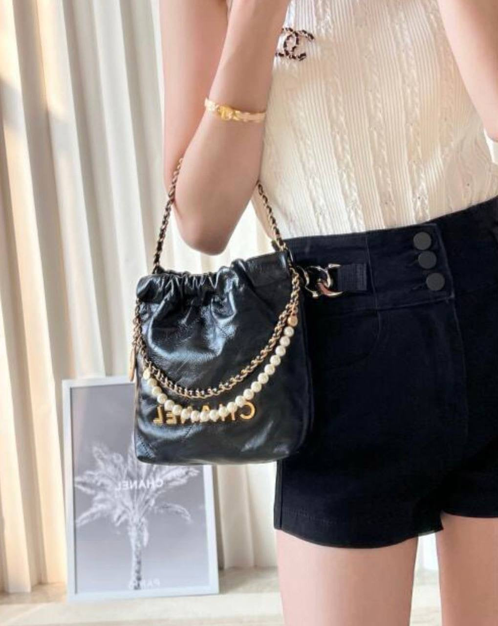 CHANEL 
NEW CAME GOOD QUALITY 
WITH BOX 
🎁🎁🎁
105 dhs🇦🇪
Zain39
♥️♥️♥️