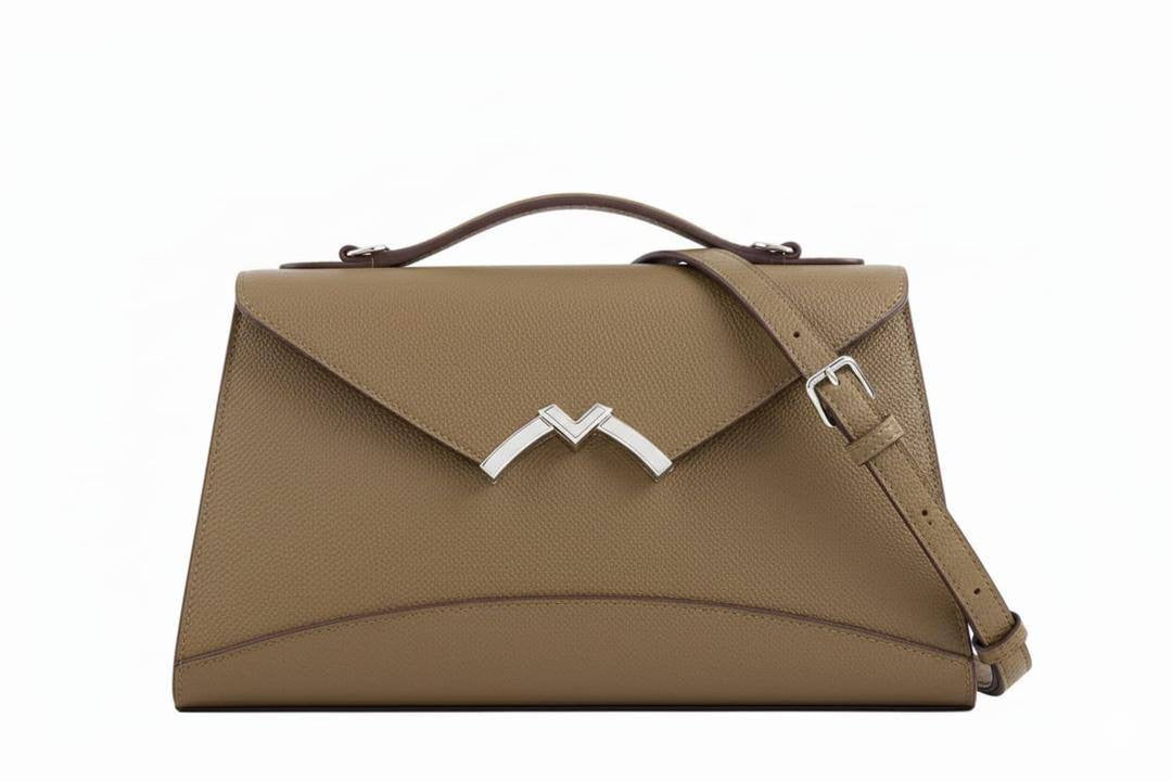 Moynat 
95 dhs🇦🇪
with box
🎁🎁🎁
size 26×5×17cm
Zain42
♥️♥️♥️