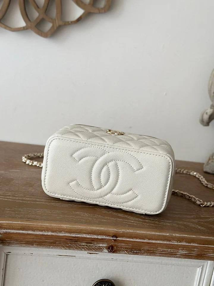 CHANEL 
NEW CAME GOOD QUALITY 
WITH BOX
100 dhs🇦🇪
SIZE: 16.5cm
Zain39
♥️♥️♥️