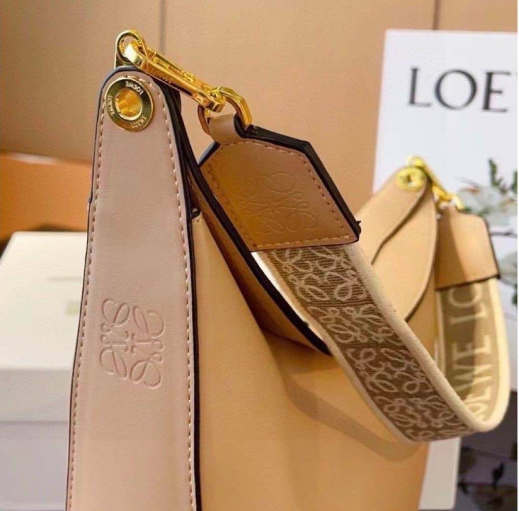 LOEWE 
COPY ONE 
BIG OFFER *WITH BOX 
🎁🎁🎁
120 dhs🇦🇪
Zain39
♥️♥️♥️