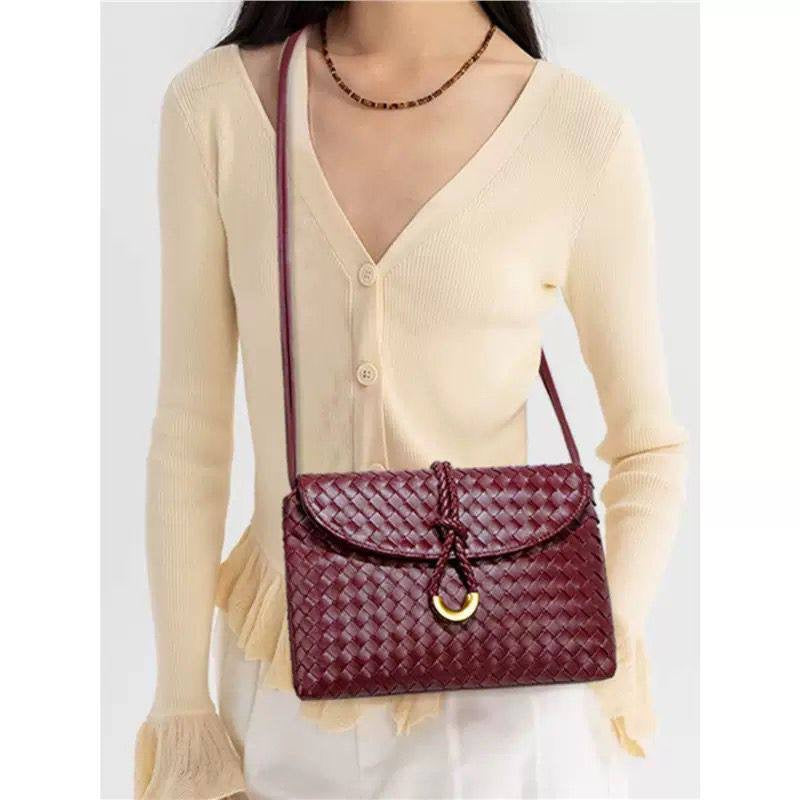BOTTEGA 
NEW CAME GOOD QUALITY 
WITH BOX 
🎁🎁🎁
100 dhs🇦🇪
SIZE: 30cm
Zain39
♥️♥️♥️