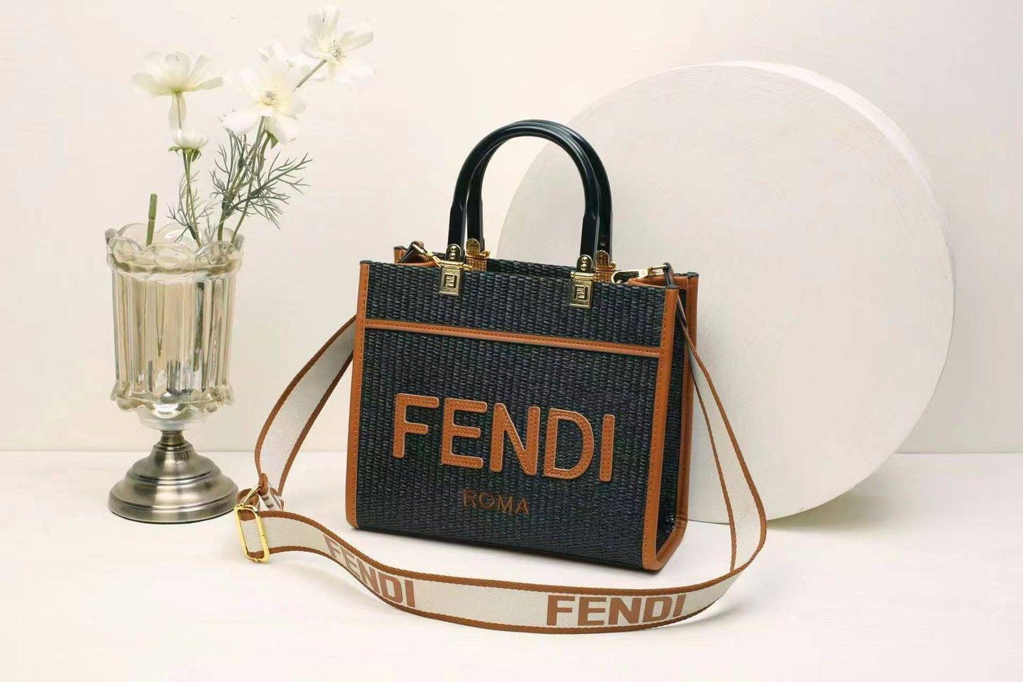 FENDI sᴜɴsʜɪɴᴇ
ᴍɪɴɪ ᴛᴏᴛᴇ ʙᴀɢ
ʀᴀᴛᴛᴀɴ ᴛᴡᴇᴇᴅs ᴍᴀᴛᴇʀɪᴀʟ
ᴡɪᴛʜ ʟᴏɴɢ ʙᴇʟᴛ sᴛʀᴀᴘ
sɪᴢᴇ : 26 cm
95 dhs🇦🇪
Zain31
♥️♥️♥️