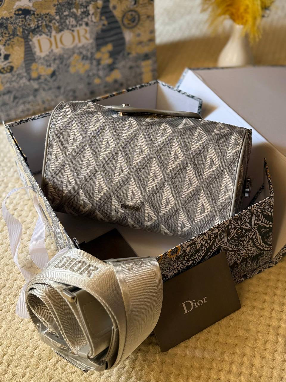 DIOR
22cm
310 dhs🇦🇪
Top quality 
With box
🎁🎁🎁
Zain167
♥️♥️♥️