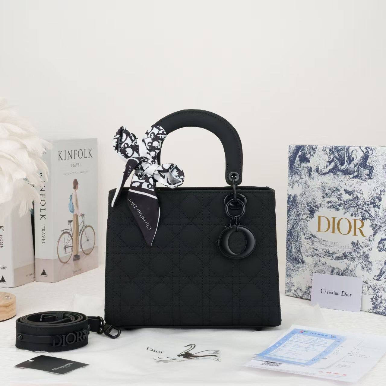 Dior
105 dhs🇦🇪
size:25cm
Good quality 
with box
🎁🎁🎁
Zain35
♥️♥️♥️